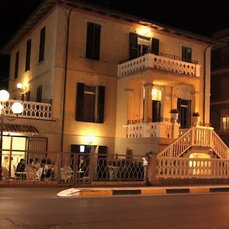 Hotel Villa Laura リミニ エクステリア 写真