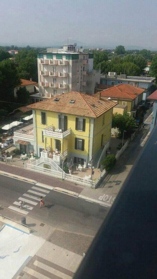 Hotel Villa Laura リミニ エクステリア 写真