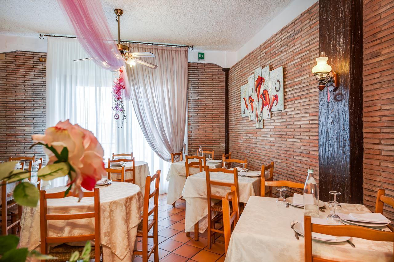 Hotel Villa Laura リミニ エクステリア 写真