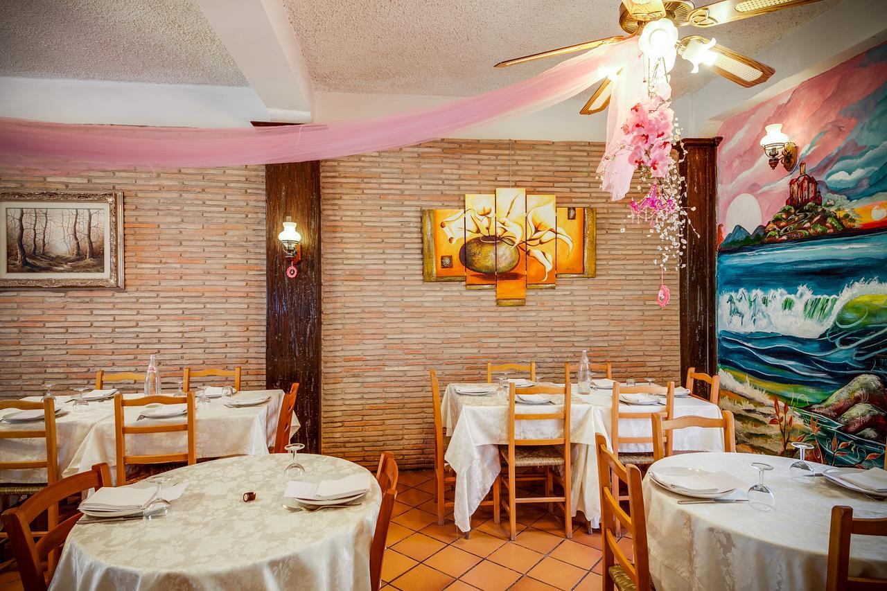 Hotel Villa Laura リミニ エクステリア 写真