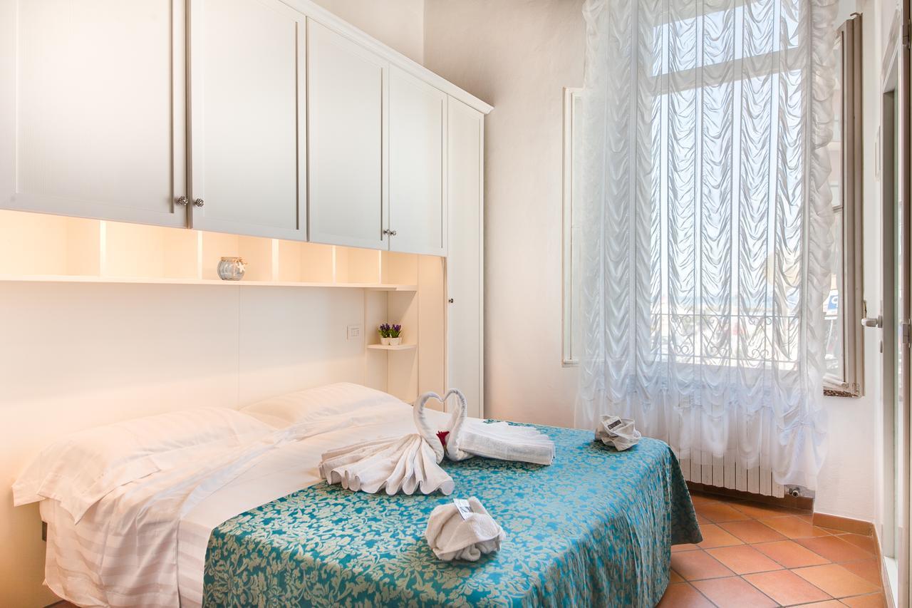 Hotel Villa Laura リミニ エクステリア 写真