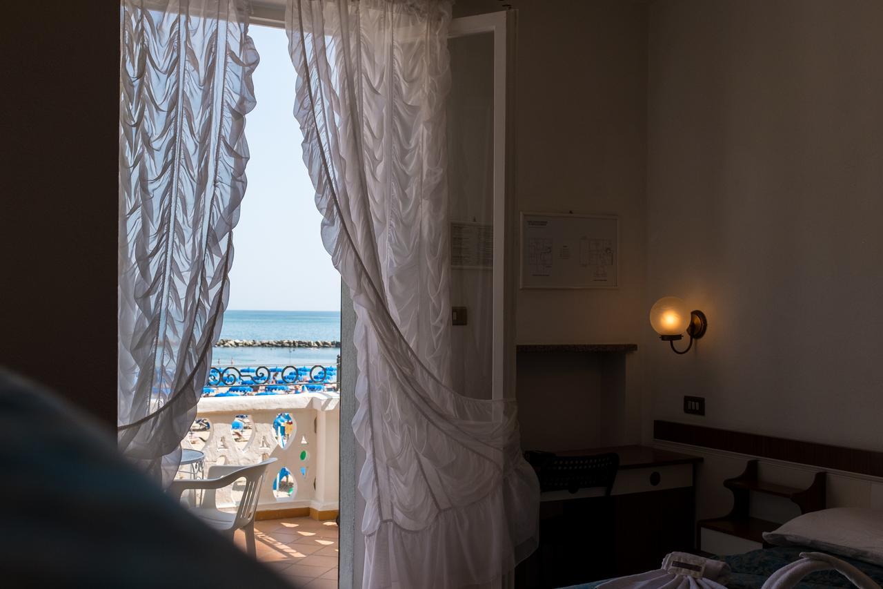 Hotel Villa Laura リミニ エクステリア 写真