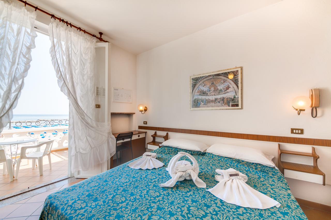 Hotel Villa Laura リミニ エクステリア 写真