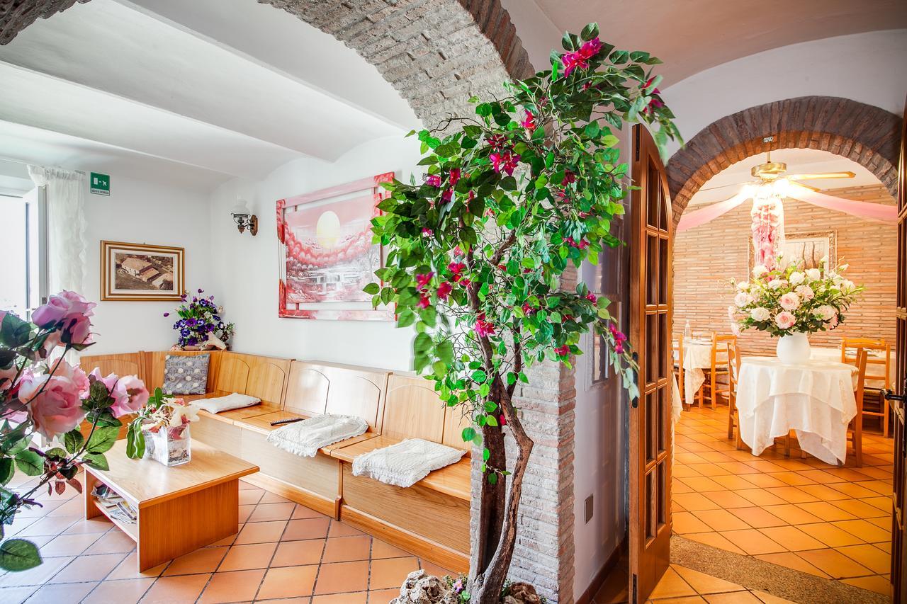 Hotel Villa Laura リミニ エクステリア 写真